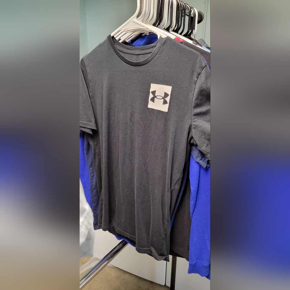 Men's Small Under Armour Short Sleeve Shirt EUC